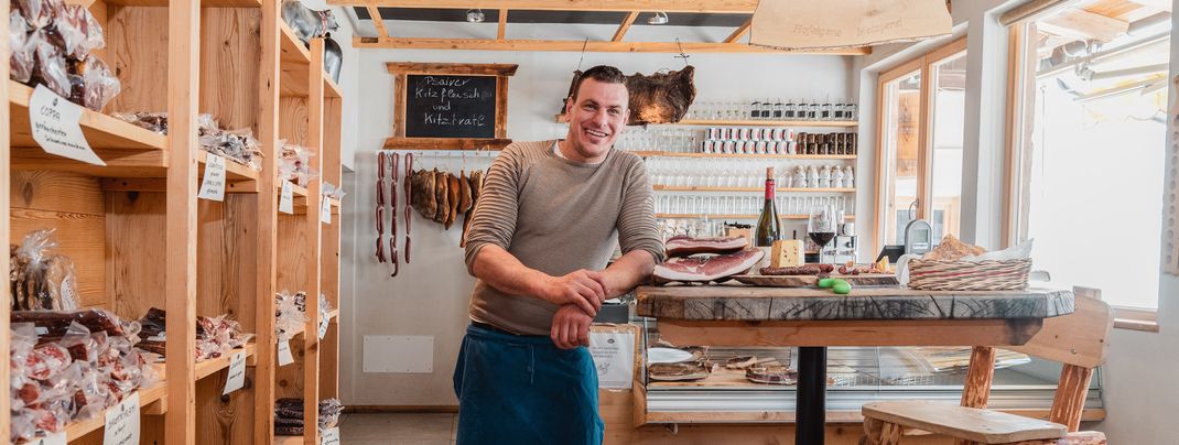 In den kleinen Hofläden kannst du Speck, Käse und viele weitere handgemachte Produkte verkosten.