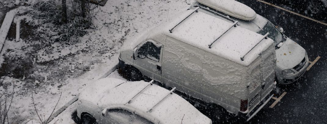 Sobald die ersten Anzeichen von Schnee und Glätte da sind, muss gestreut werden.