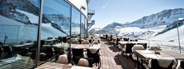 The sun terrace of the Schaufelspitz gourmet restaurant.