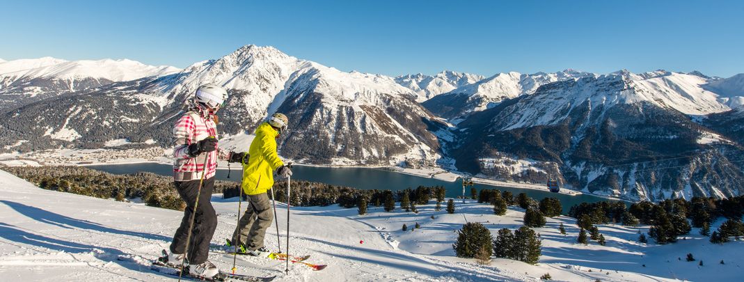 Im Skigebiet Schöneben - Haideralm erwarten dich nicht nur tolle Pisten, sondern auch eine beeindruckende Aussicht auf den Reschensee!