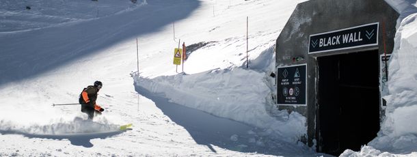 Über einen 265 Meter langen Skitunnel kommt man zur Black Wall Piste.