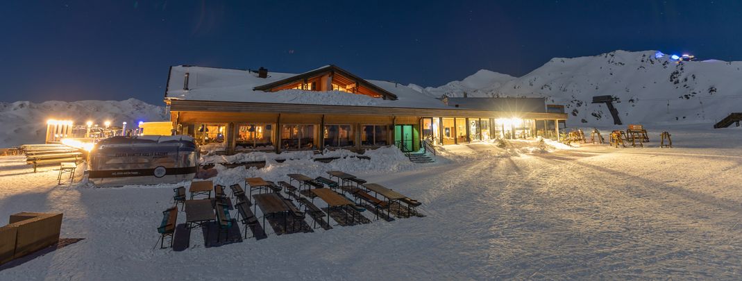 Zunächst genießt du einen genussvollen Abend in der Kristallhütte, bevor es durch die Dunkelheit auf Skiern zurück ins Tal geht.