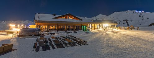 Zunächst genießt du einen genussvollen Abend in der Kristallhütte, bevor es durch die Dunkelheit auf Skiern zurück ins Tal geht.