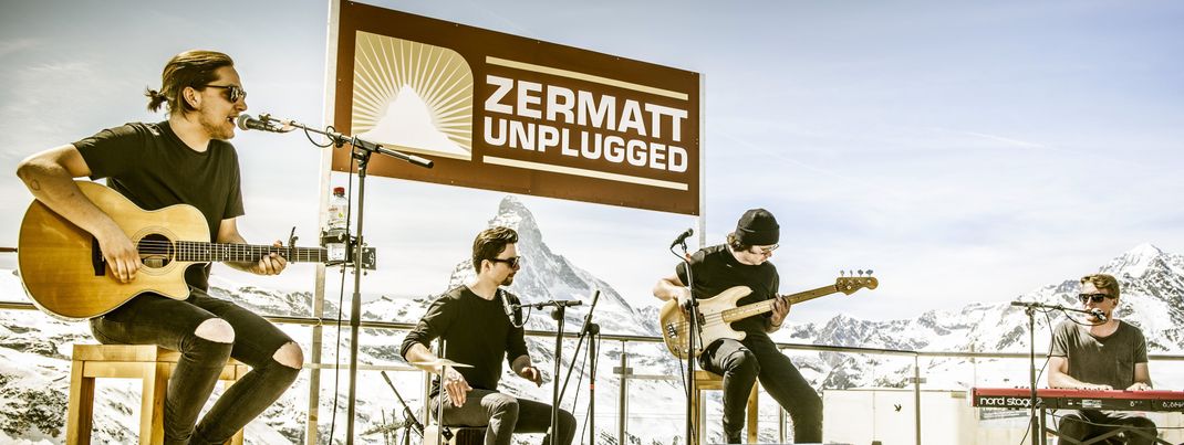 Beim Zermatt Unplugged spielen die Bands schon Mittags in der Sonne