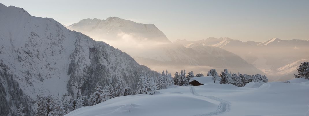 Auf den Winterwanderwegen zeigt sich Mayrhofen von seiner idyllischen Seite.