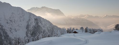 Auf den Winterwanderwegen zeigt sich Mayrhofen von seiner idyllischen Seite.