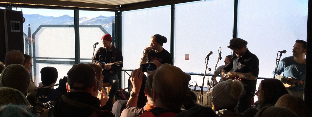 Viel geredet und nicht ganz soviel Musik gespielt haben die Musiker von den Donots auf der Wildenkarhütte. Am Abend rockten sie dann noch die Reiterkogelbühne.