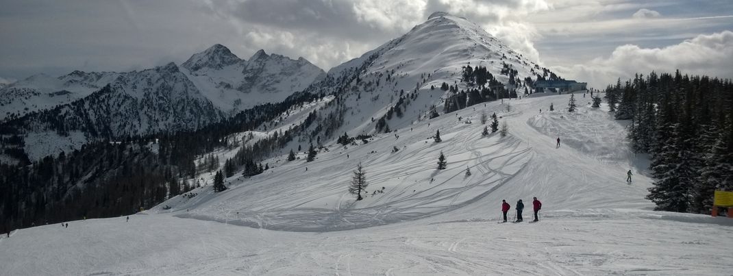 Wegen der Höhenlage geht abseits der präparierten Pisten nur wenig. Ein paar schöne Powder Lines in der Nähe der Pisten lassen sich aber doch finden.