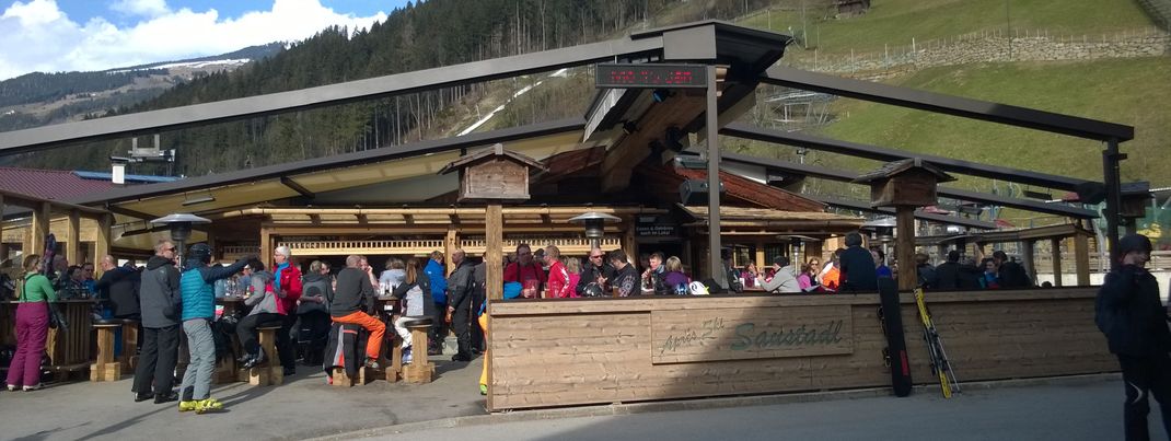 Sonne tanken nach dem Skifahren im Saustadl