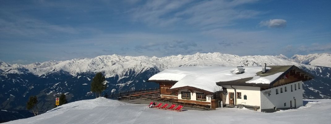 Perfekte Aussicht über das Zillertal bis zum Hintertuxer Gletscher hast Du von der Sonnenterasse der Kreuzjochalm.