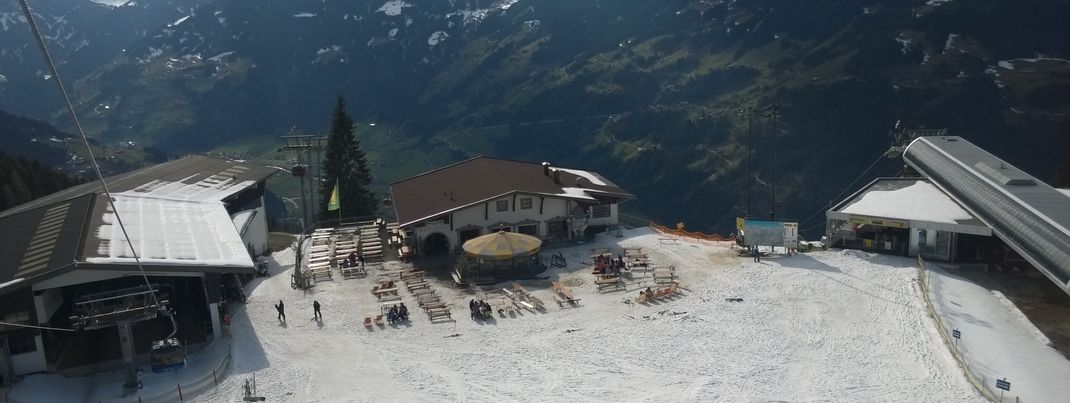 Bevor Du wieder mit der Gondel nach Zell fährst kannst Du noch auf der Weisenalm einkehren (an der Mittelstation der Rosenalmbahn)