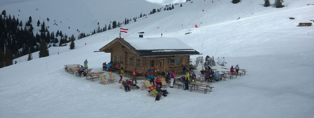 Einfach aber schön: Berghütte mit Sonnenterasse an der Bergstation des Fussalm-X-Press