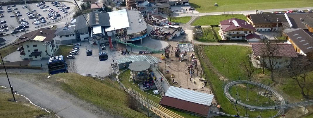 Kinderspielplatz und Sommerrodelbahn an der Talstation in Zell am Ziller