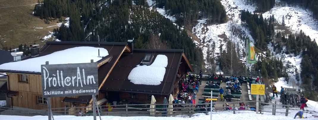 Auch die Prölleralm an der schwarzen Piste Nr. 36 bietet seinen Gästen eine schöne Sonnenterasse.