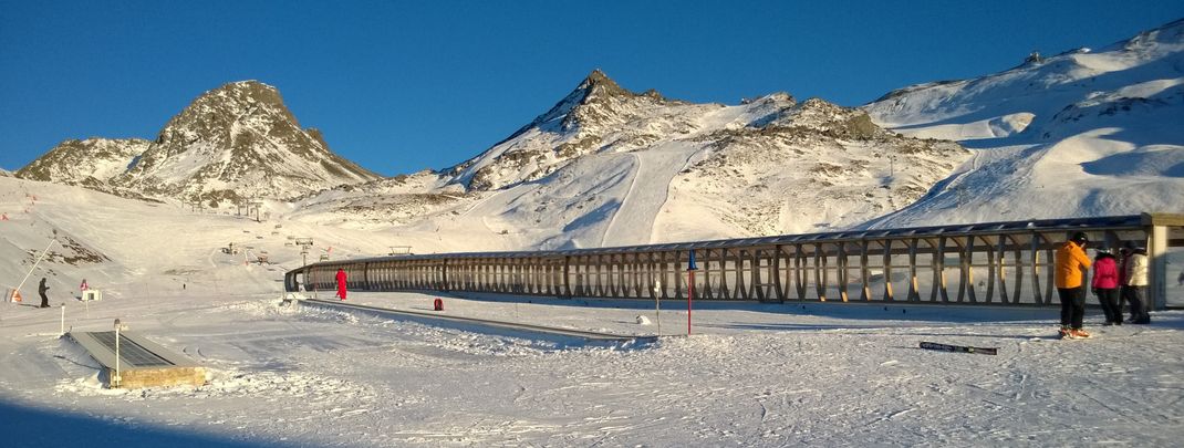 Übungsgelände mit überdachtem Zauberteppichlift an der Idalp