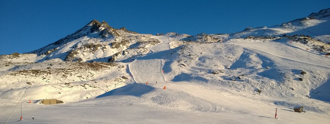 Schneelanzen flankieren die meisten Pisten rund um die Idalp
