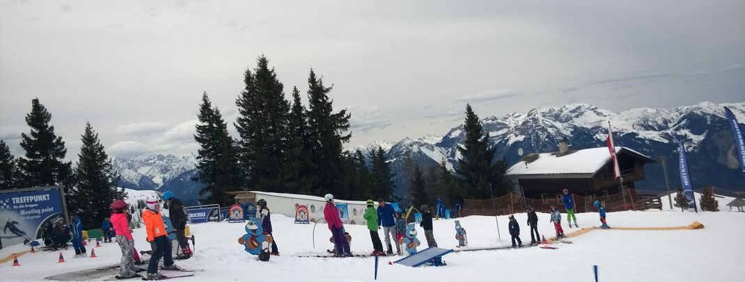Im Kinderland an der Bergstation der Pöglbahn können erste Skiversuche gewagt werden.