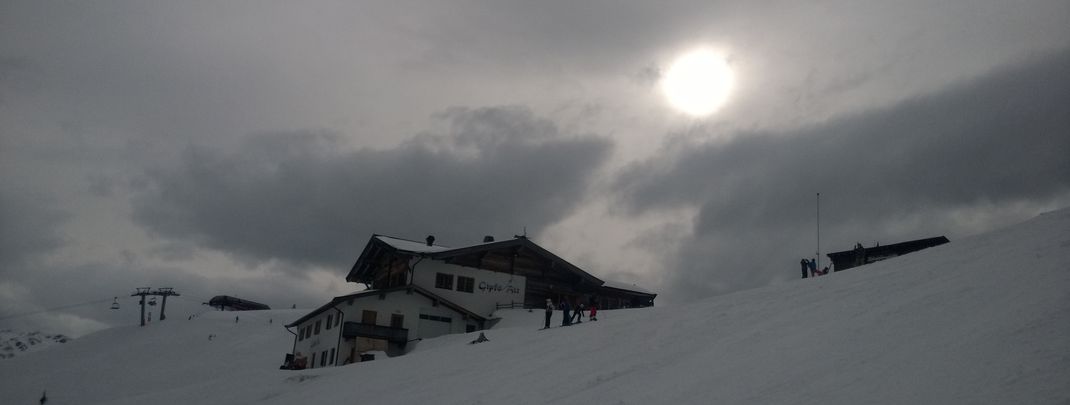 Die Gipföhit am Schatzberg überzeugt ihre Gäste mit Tiroler Schmankerln und lokalen Spezialitäten.