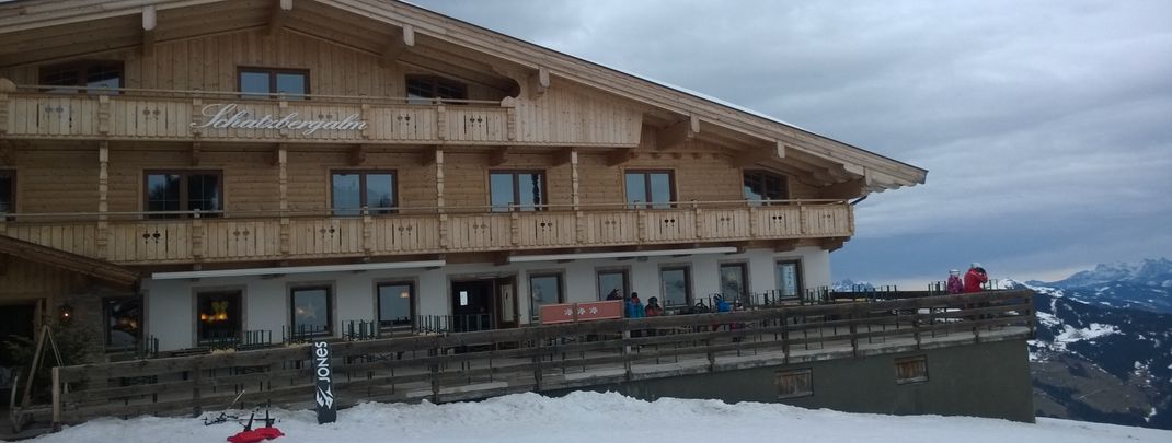 Von der Schatzbergalm, die direkt an der Bergstation der Schatzbergbahn liegt, erhält man einen schönen Ausblick in die Wildschönau und in das Inntal.