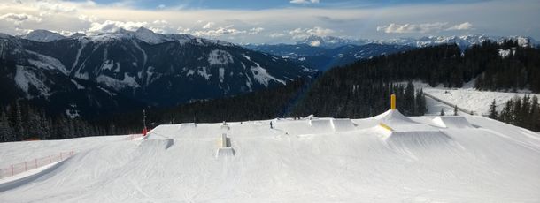 Superpark Planai: View of the Beginner Line on the left and the Pro Line on the right.