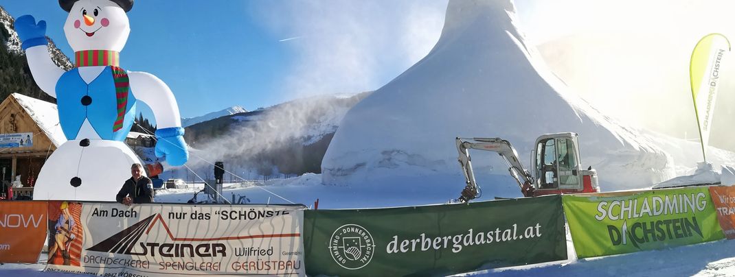Mit Bagger, Schaufel und Schneefräse entsteht der 40 Meter hohe Schneeriese.