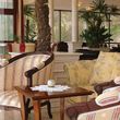 Die gemütliche Palmenlobby, der offene Kamin und die Bar mit wunderbarem Blick über den Turracher See - all das lädt ein zum Verweilen und Relaxen.