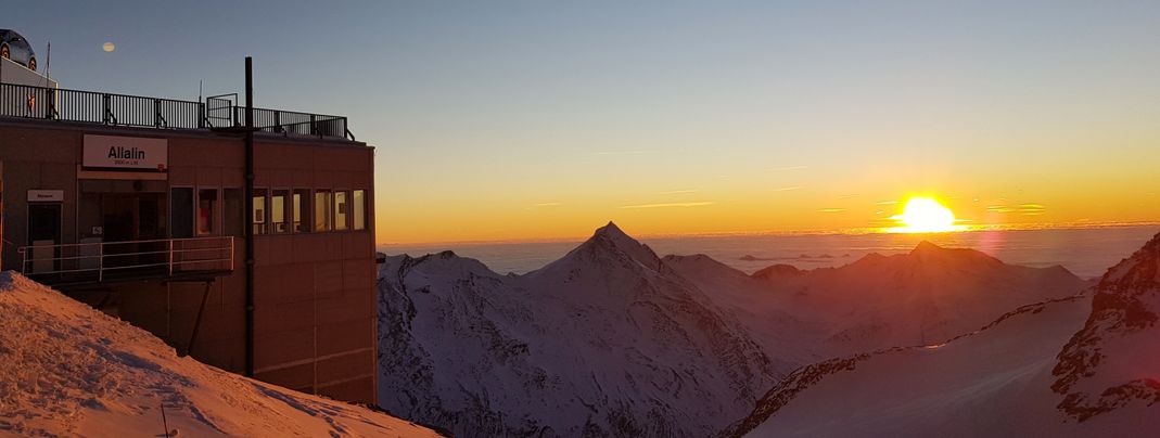 Sunrise Skiing ist nur eines der Highlights im Saastal.