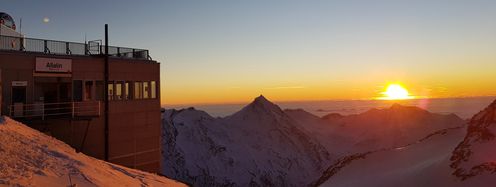 Sunrise Skiing ist nur eines der Highlights im Saastal.