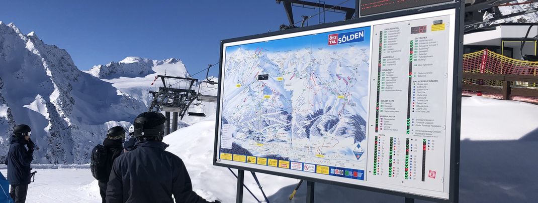 Trail maps and info boards help with the orientation in the ski resort.