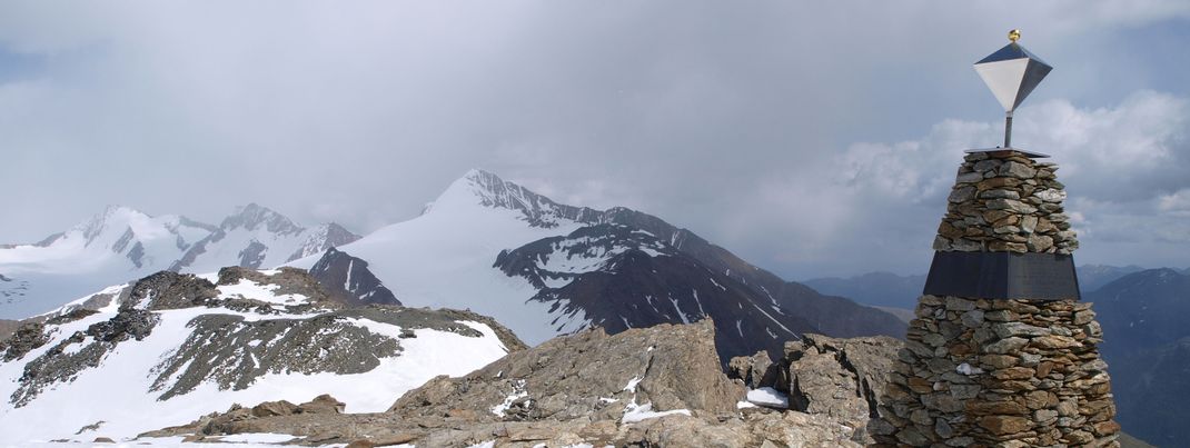 Die "Ötzi"-Fundstelle (r.) am Schnalstaler Tisenjoch (3.210 m) mit der Nordflanke des Similaun im Hintergrund.