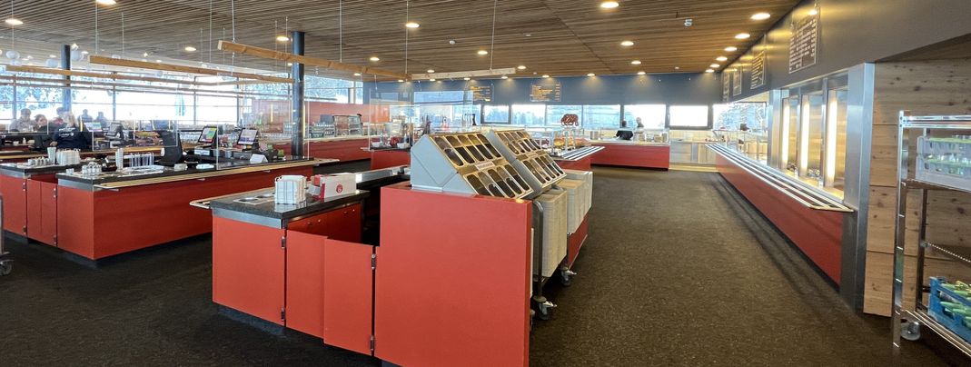 Essensausgabe im SB-Restaurant in der Skiarena Hochficht.