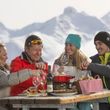 Gemeinsam ein Fondue mit Bergpanorama genießen - das geht im Skigebiet Corviglia.