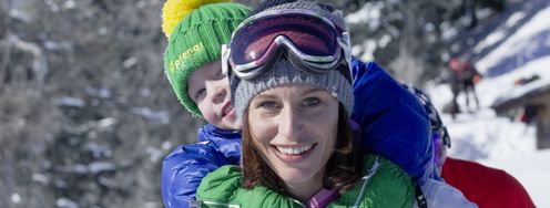 Während der eine Elternteil das Kind betreut, kann der andere die Pisten erkunden.