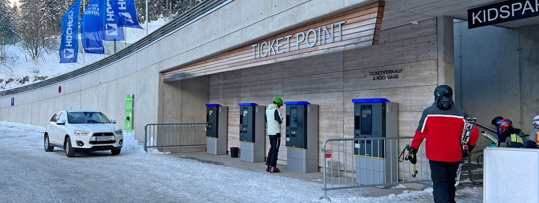 An der Skiarena gibt es Ticketautomaten.