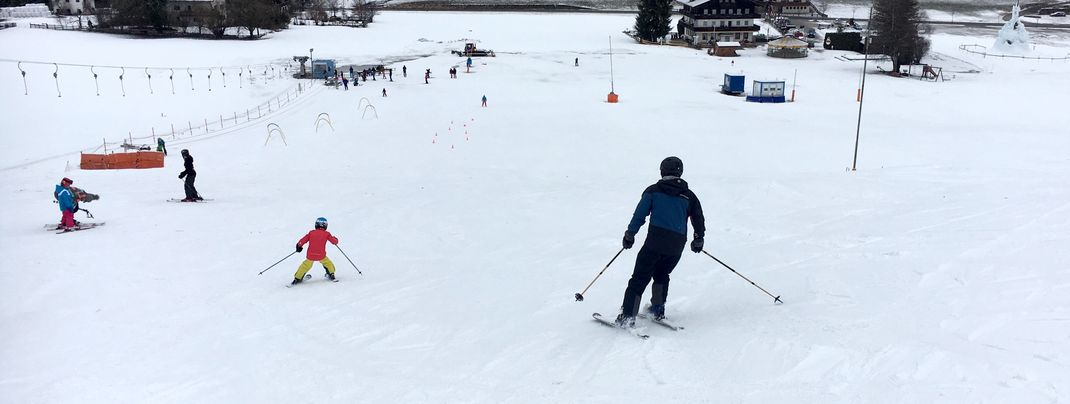 Wenige Besucher und viel Platz bietet die blaue Abfahrt im kleinen Skigebiet Mitterland-Thiersee im Kufsteinerland.