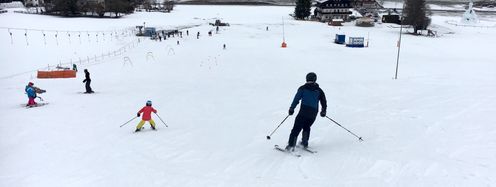 Wenige Besucher und viel Platz bietet die blaue Abfahrt im kleinen Skigebiet Mitterland-Thiersee im Kufsteinerland.