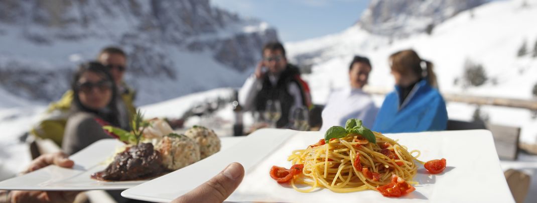 Die Skihütten Alta Badias überzeugen mit kulinarischen Köstlichkeiten und tollen Panorama.