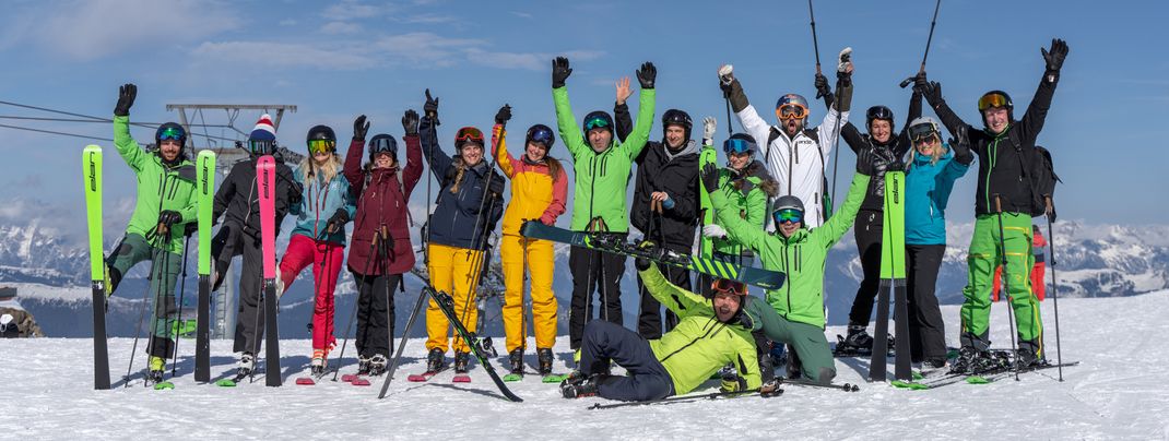 Wir haben den Voyager zusammen mit dem Skicross-Weltmeister Filip Flisar (in Weiß) getestet.