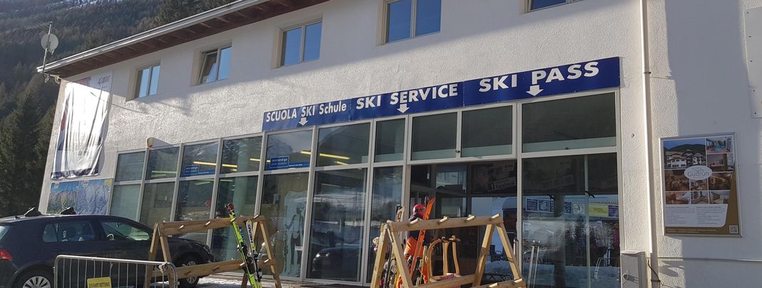 Die Beschilderung am Hauptgebäude ist sehr übersichtlich.