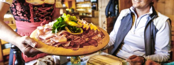 Tiroler Köstlichkeiten gibt es auf den Hütten.