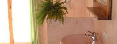 Bad mit Wanne und Dusche