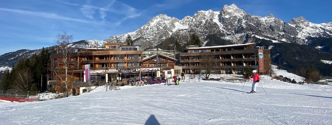 Unterkünfte für den Skiurlaub sind oft teuer, da lohnt sich eine Absicherung für Notfälle, um nicht auf Stornierungskosten sitzen zu bleiben.