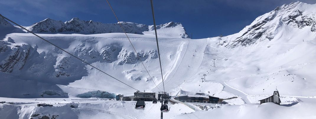 The World Cup run at the Rettenbach Glacier is a highlight for all sporty skiers.
