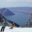 Wintersportler genießen beim Skifahren den Blick auf den Lake Ohau.