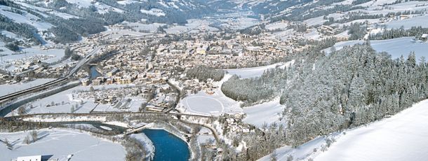 Talansicht von Sankt Johann mit Blick Richtung Tennengebirge.
