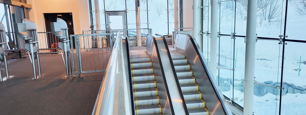 Praktisch: Rolltreppen bringen die Skifahrer direkt zur Talstation der Weisshornbahn