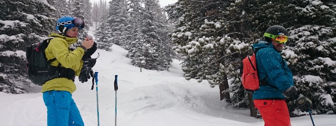 Verschneite Tiefschneehänge bringen grenzenlosen Freeride-Spaß.