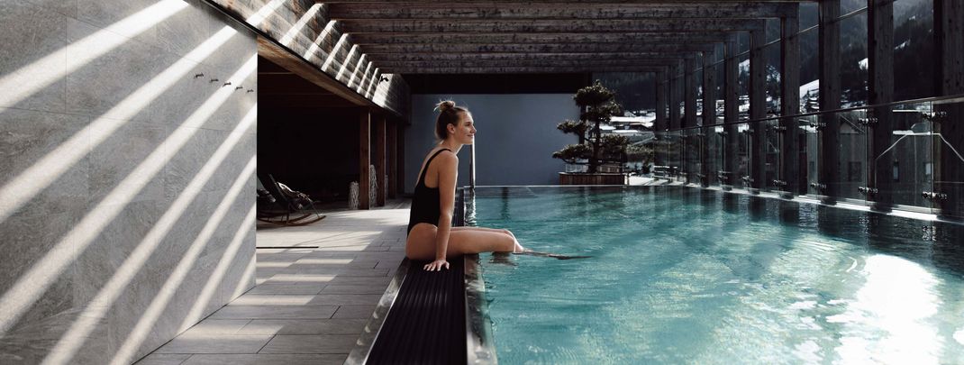 Nach dem Abenteuer oder einfach zum Abschalten – die Relax Area mit Pool und Saunen ist der perfekte Rückzugsort.