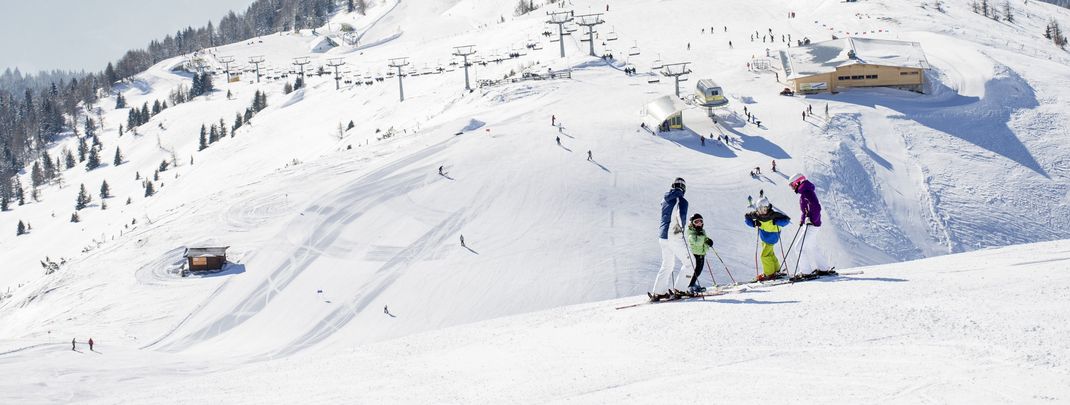 Über 50 schneesichere Pistenkilometer erwarten Wintersportler im Skigebiet.