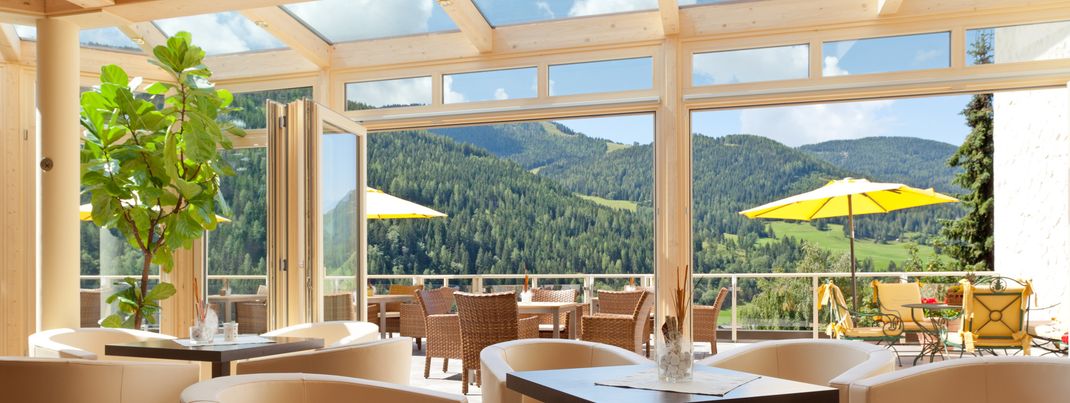 Tagesbar mit Panoramaterrasse